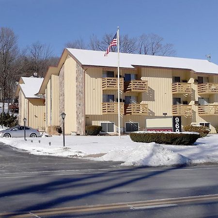 Iron Horse Inn Simsbury Exterior photo