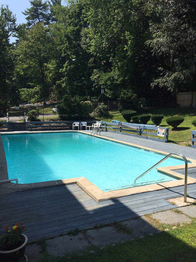 Iron Horse Inn Simsbury Exterior photo