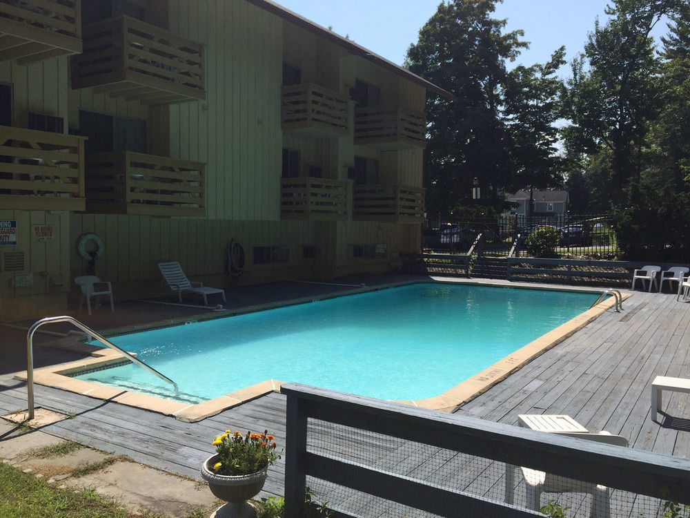 Iron Horse Inn Simsbury Exterior photo