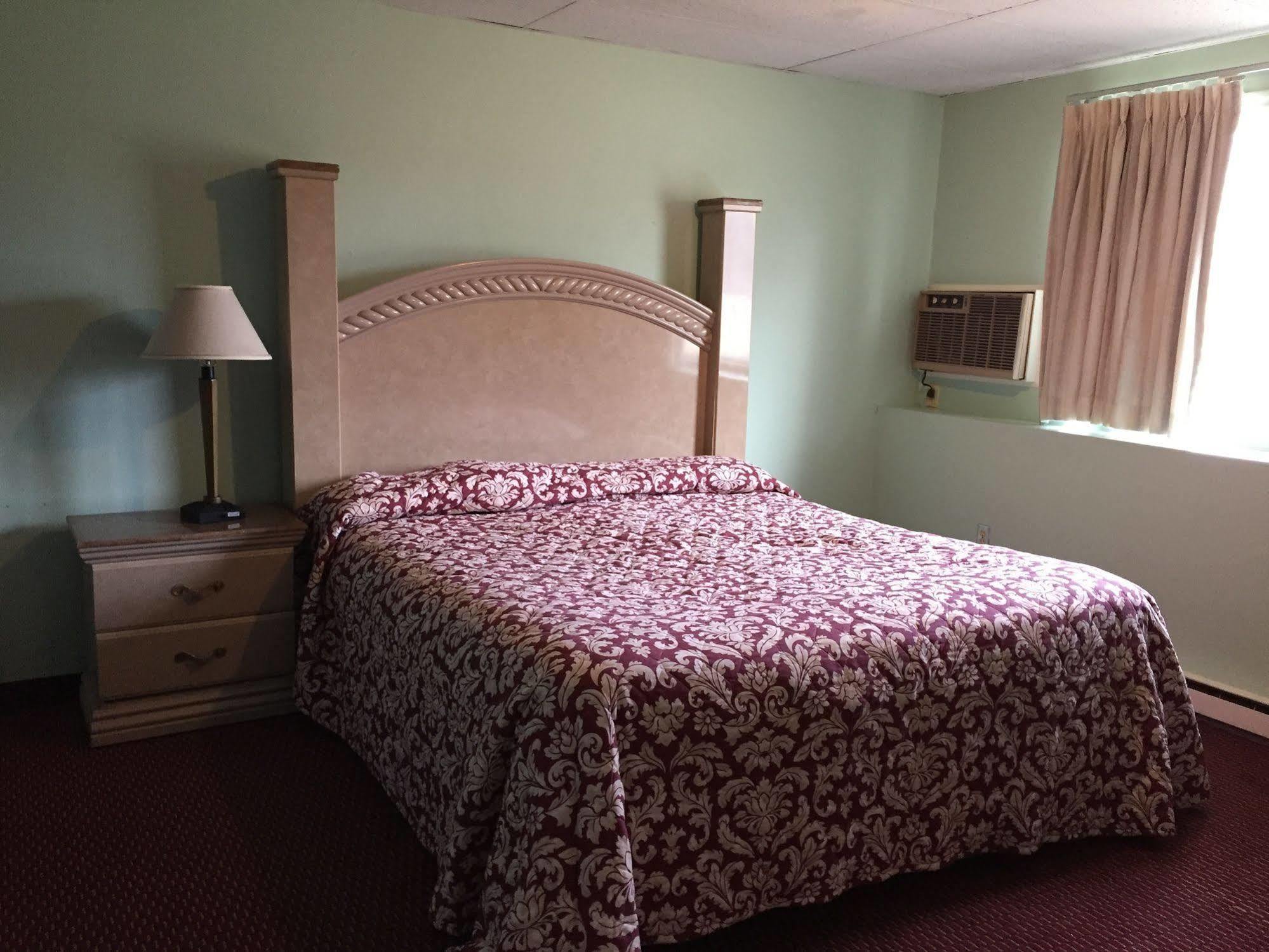 Iron Horse Inn Simsbury Exterior photo