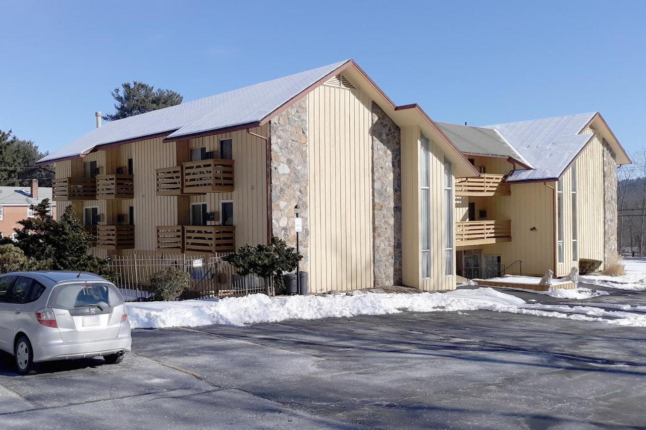 Iron Horse Inn Simsbury Exterior photo