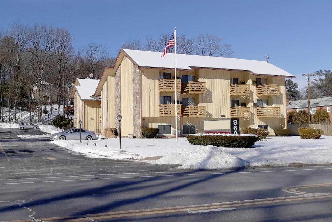 Iron Horse Inn Simsbury Exterior photo